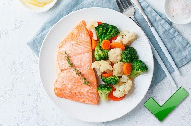 La gastritis puede comer pescado magro con verduras hervidas. 