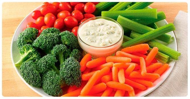 En el día de las verduras de la dieta de los seis pétalos, coma verduras tanto crudas como cocidas. 